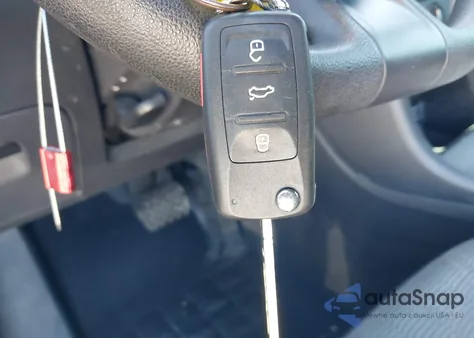 2014 Volkswagen Beetle 1.8T Entry z USA, uszkodzony, nr VIN 3VWF17AT1EM652104